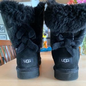 UGG Bailey Bow Corduroy size 9